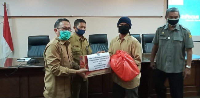 150 Petani Penyadap Desa Organik Di Banten Terima Bantuan Sembako